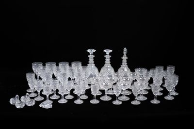 beaucoup de verres à vin posés sur la table
