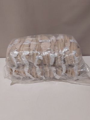 un paquet de biscuits emballé dans du plastique, posé sur une table