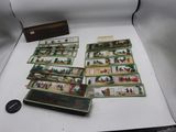 une boîte contenant de nombreuses cartes posée sur la table