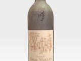 une bouteille de vin posée sur une table