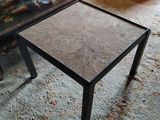 une table basse sur laquelle est posé un vase, dans un salon