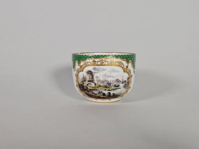 un gros plan d'une tasse sur laquelle est représenté un château