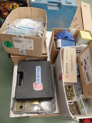 Plusieurs cartons contenant des objets divers sont posés sur une table dans une pièce