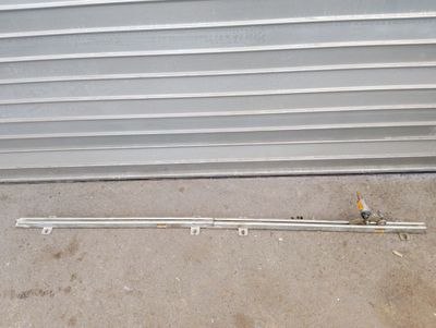 une photo d'une porte de garage munie d'une poignée et d'un tuyau qui y est fixé