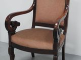 une photo d'une chaise marron dont l'assise est recouverte d'un tissu beige clair