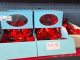 deux boîtes de poivrons rouges sur l'étagère du magasin