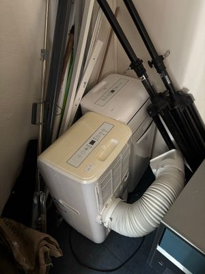 un petit climatiseur placé contre un mur