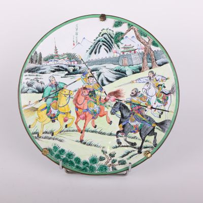 Plat rond en émail peint. Japon, XXe siècle.