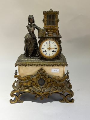 une horloge posée sur une table