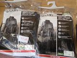 trois sacs posés sur une table