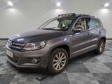 la volkswagen tiguan est garée sur un carrelage à carreaux