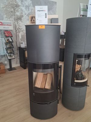 deux poêles à bois exposés dans un magasin