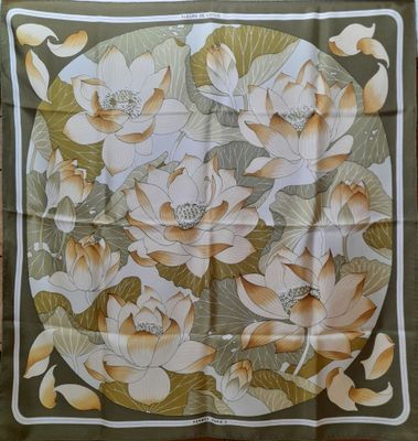 un gros plan sur un foulard carré orné de fleurs