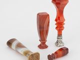 trois types différents de bougeoirs posés sur une surface blanche