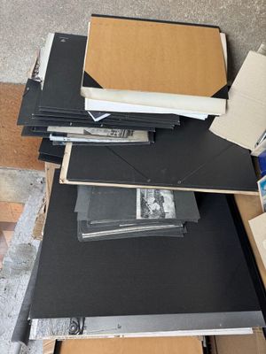 une pile de livres posée sur une table