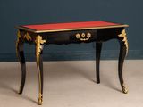 une image représentant une petite table avec un plateau rouge et des pieds noirs