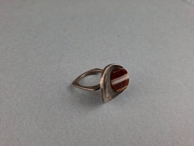 BAGUE en argent orné d'un disque d'agate. En règle.