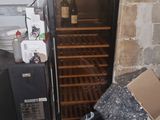 un réfrigérateur et une cave à vin dans une cuisine