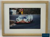 une photo d'une photo représentant une voiture de course, dans un cadre