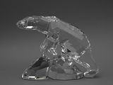 un ours en cristal assis sur un rocher, sur un fond gris
