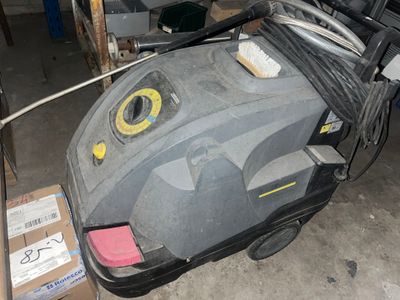 une valise posée sur un chariot dans le garage