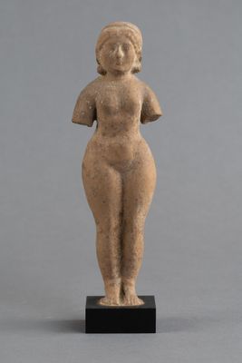 une image représentant une statue de femme posée sur un socle noir