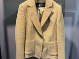 une veste jaune suspendue à un cintre dans une vitrine