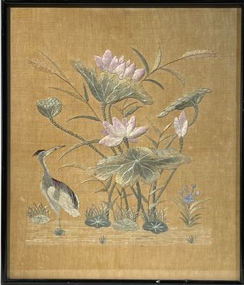 une image représentant un tableau avec un oiseau et des fleurs sur fond jaune