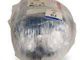 une boule de nourriture emballée dans du film plastique posée sur une surface blanche