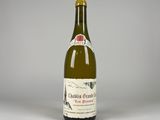 une bouteille de vin posée sur une table