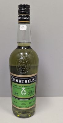 une bouteille de Chartreuse sur une table blanche
