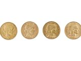 quatre types différents de pièces d'or sur fond blanc
