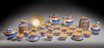 de nombreuses tasses et soucoupes posées sur une table