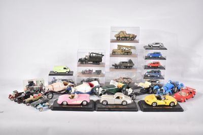 un grand nombre de petites voitures posées sur une table