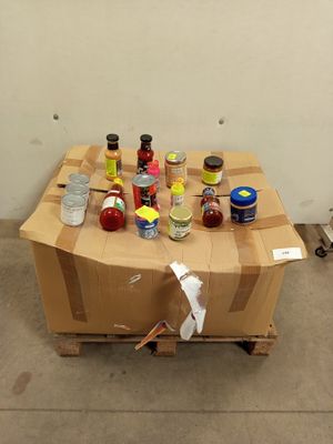 une boîte en carton sur laquelle sont posées plusieurs bouteilles