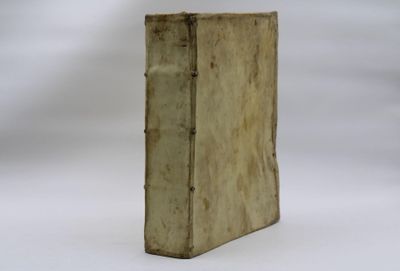 un vieux livre posé sur une table