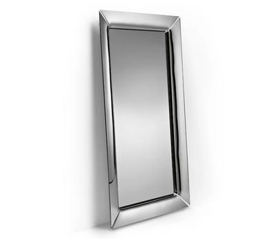 un miroir accroché au mur à côté d'un miroir