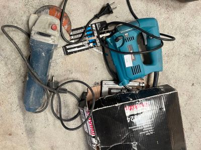 une photo d'une boîte à outils posée par terre