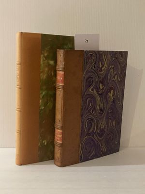 trois livres posés côte à côte sur une étagère