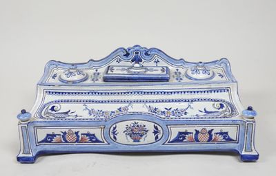 une image représentant une boîte bleue et blanche ornée de fleurs et d'oiseaux