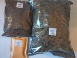 deux sacs de terre à côté d'un sac de terre