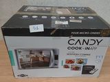 une boîte de bonbons et un appareil de cuisson posé sur une table