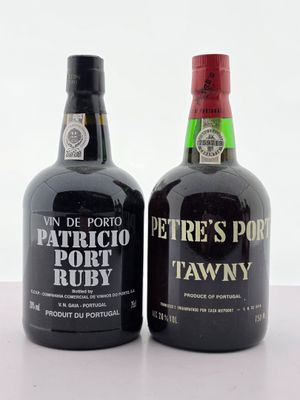 deux bouteilles de vin tawny posées sur une surface blanche