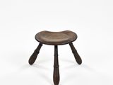 un vieux tabouret en bois avec une assise en bois sur fond blanc