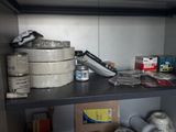une étagère contenant divers objets dans une pièce