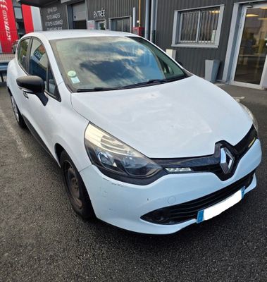 la voiture blanche est garée devant un bâtiment dans un parking