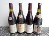 trois bouteilles de vin sont alignées sur une table