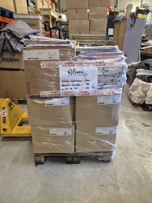 une pile de boîtes sur une palette dans un entrepôt
