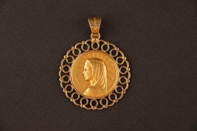 gros plan d'une pièce d'or portant un visage de femme