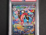 gros plan d'une carte pokemon sur une surface noire